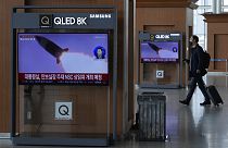 Észak-koreai rakétakilövésről mutatnak felvételt a dél-koreai televízióban