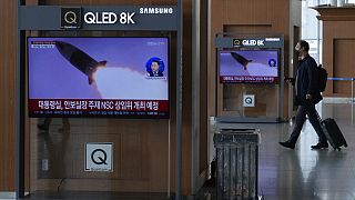 Észak-koreai rakétakilövésről mutatnak felvételt a dél-koreai televízióban