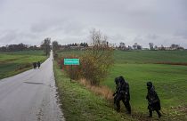Польские полицейские ищут обломки ракеты в поле, Пшеводув, Польша, 16 ноября 2022 года.
