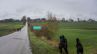 Польские полицейские ищут обломки ракеты в поле, Пшеводув, Польша, 16 ноября 2022 года.