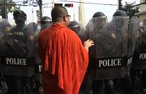Un moine bouddhiste parle aux policiers
