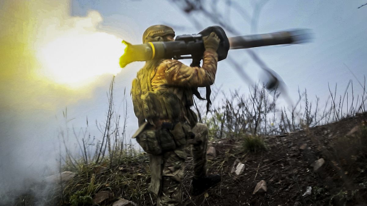 جندي أوكراني يطلق صاروخًا مضادًا للدبابات على مكان مجهول في منطقة دونيتسك 