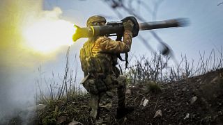 جندي أوكراني يطلق صاروخًا مضادًا للدبابات على مكان مجهول في منطقة دونيتسك