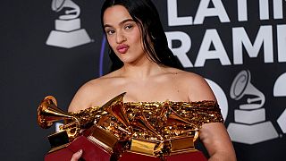 Rosalía posa con sus Latin Grammy