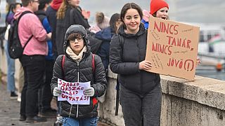 Studenti e insegnanti protestano per il miglioramento delle loro condizioni a scuola