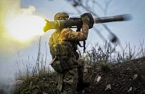 Ukrán katona páncéltörővel tüzel a keleti Donyecki területen