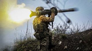 Ukrán katona páncéltörővel tüzel a keleti Donyecki területen
