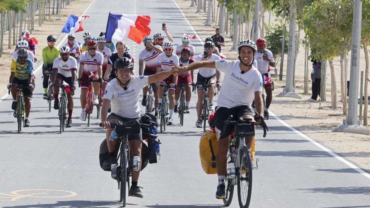 Les deux Français arrivant à Doha en vélo