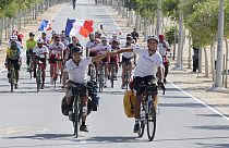Les deux Français arrivant à Doha en vélo