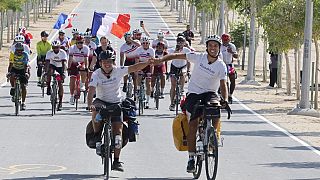 Les deux Français arrivant à Doha en vélo