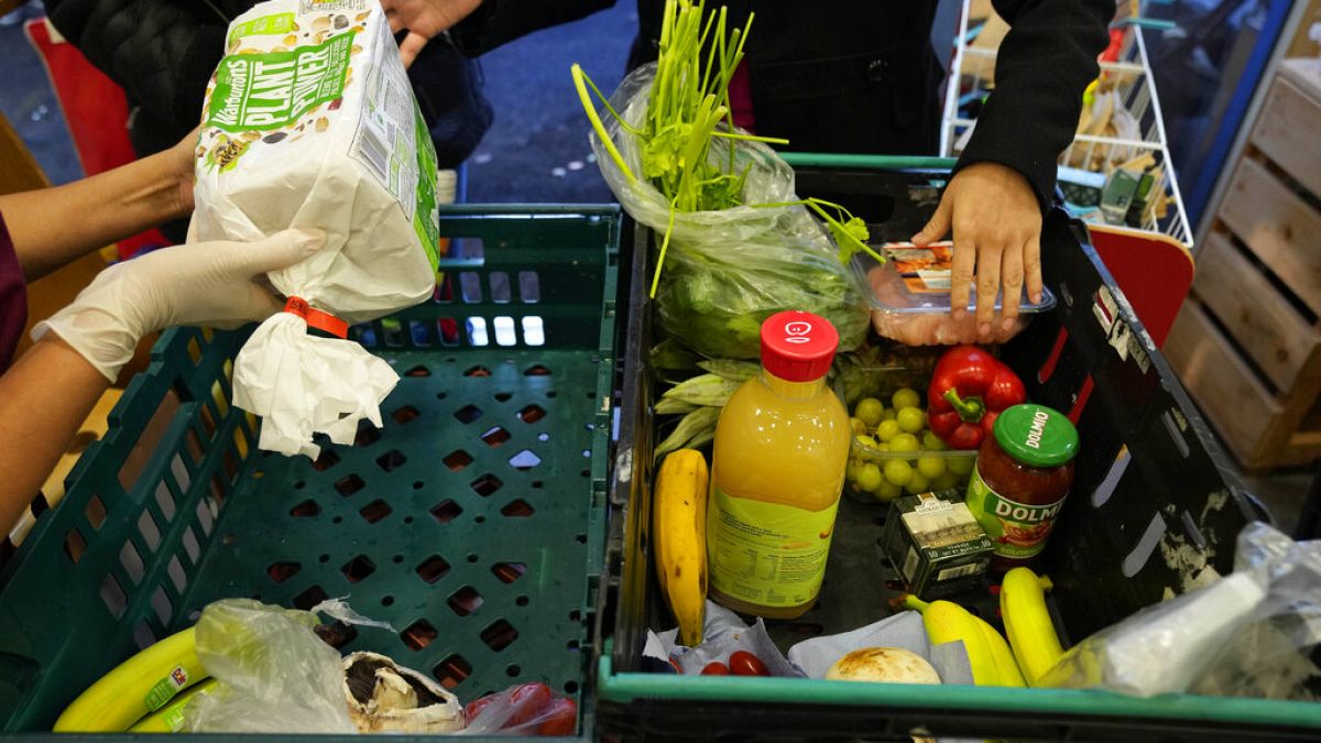 Voluntarios preparan bolsas con comida en un centro social en Londres, Reino Unido
