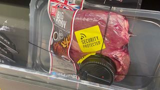 Lopásgátlóval ellátott húscsomag egy angliai boltban