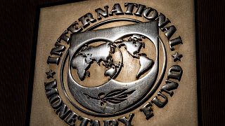 IMF-logó a szervezet washingtoni épületén