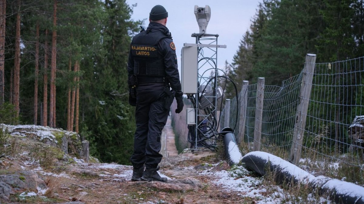 Guarda-fronteiriço na fronteira entre a Finlândia e a Rússia