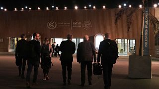 Equipa de negociadores na entrada da cimeira em Sharm el-Sheik, no Egito