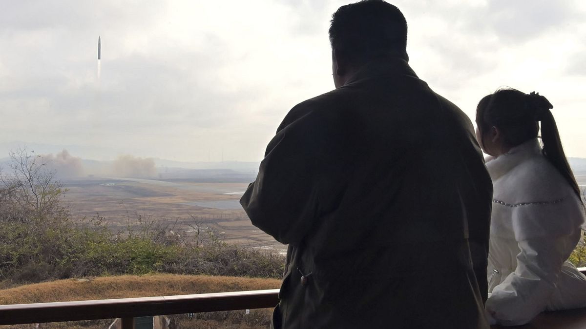 الزعيم الكوري الشمالي مع ابنته يشاهدون إطلاق صاروخ بالستي.