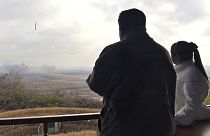 الزعيم الكوري الشمالي مع ابنته يشاهدون إطلاق صاروخ بالستي.