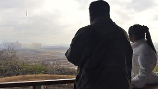 الزعيم الكوري الشمالي مع ابنته يشاهدون إطلاق صاروخ بالستي.