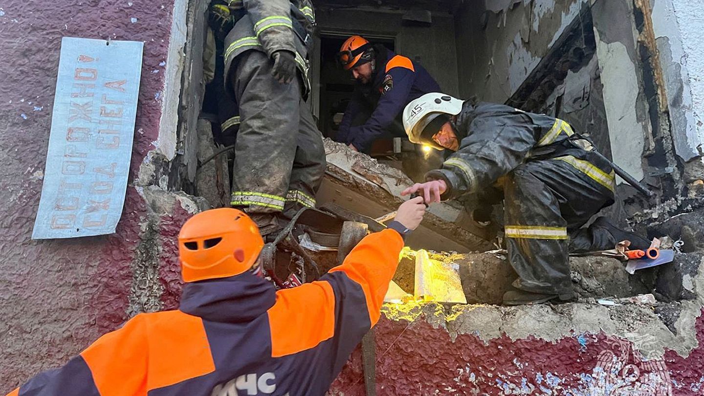 Взрыв газа в жилом доме на Сахалине, есть погибшие