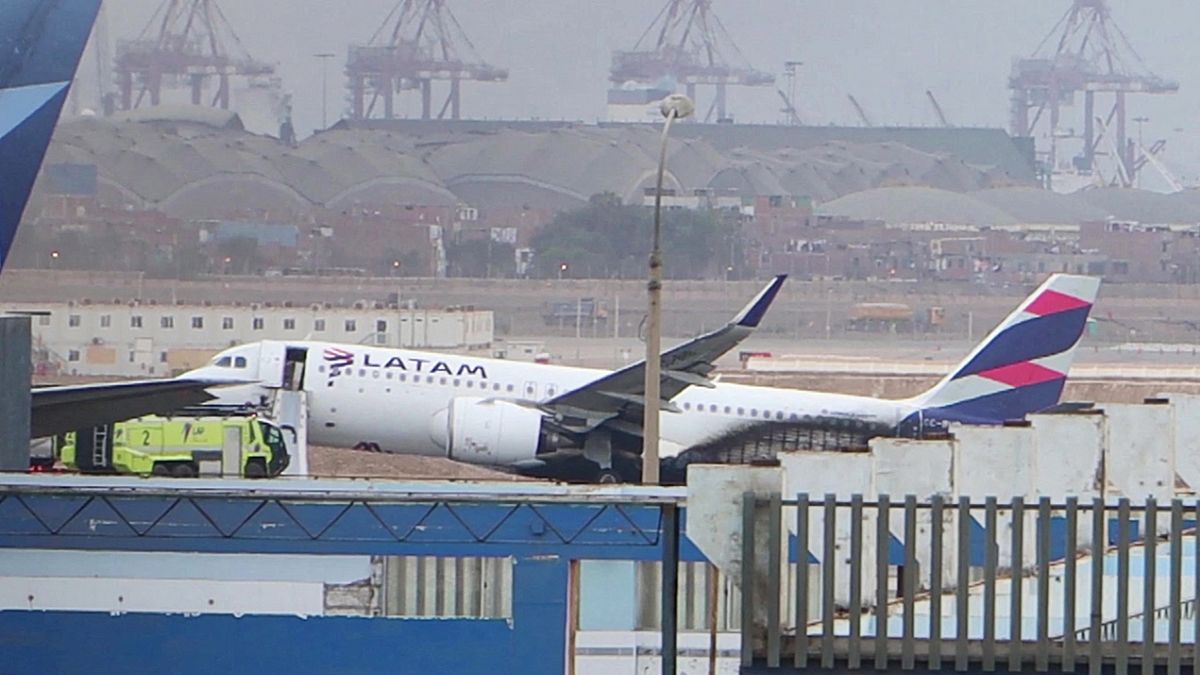 اصطدمت طائرة ركاب عند إقلاعها بسيارة إطفاء في مطار ليما الدولي 
