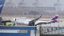 اصطدمت طائرة ركاب عند إقلاعها بسيارة إطفاء في مطار ليما الدولي