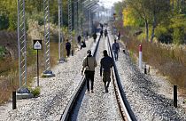 Illegale Migranten entlang einer Bahnstrecke im Westbalkan