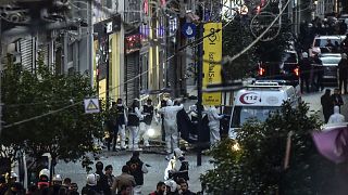 خبراء الطب الشرعي بعد انفجار في شارع الاستقلال الشهير في اسطنبول الأحد 13 نوفمبر 2022