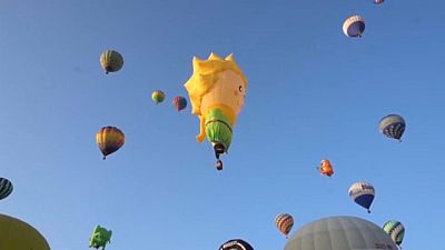 Ballons am Himmel über Zentralmexiko, November 2022