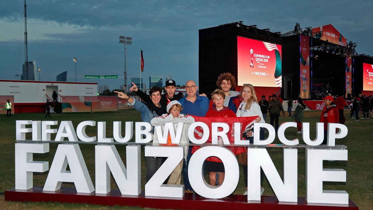 Szurkolói zóna a katari futball-világbajnokságon 2022. november 19-én