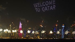 Lo spettacolo pirotecnico sul lungomare di Doha alla vigilia del mondiale in Qatar