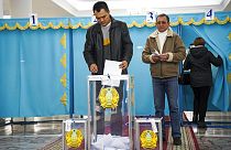 Los votantes emiten su voto en un colegio electoral en Almaty, Kazajistán, el domingo 20 de noviembre de 2022.