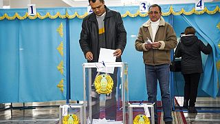 Stimmabgabe in einerm Wahllokal in Kasachstan