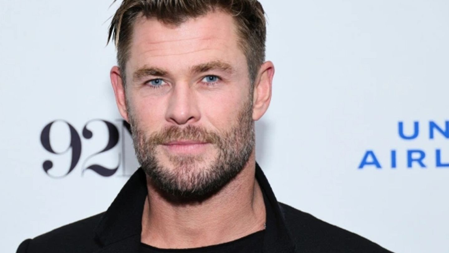 Chris Hemsworth Reveals He's 'Taking Time Off' From Acting After  Alzheimer's Revelation