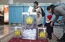Dans un bureau de vote à Almaty, le 20 novembre 2022