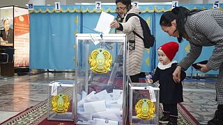 Menschen bei der Stimmabgabe in Astana, der Hauptstadt Kasachstans