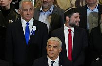 Koalisyon kurma girişimlerinde bulunan Binyamin Netanyahu (solda) aşırı sağcı lider Daniel Smotrich ile birlikte (sağda)