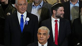 Koalisyon kurma girişimlerinde bulunan Binyamin Netanyahu (solda) aşırı sağcı lider Daniel Smotrich ile birlikte (sağda)