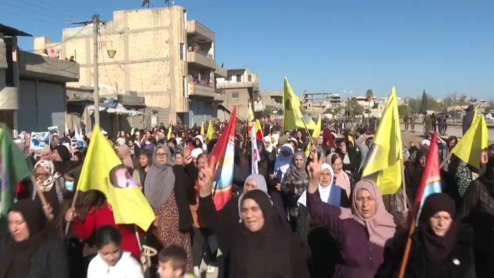 شاهد: أكراد سوريا يحتجون على الضربات الجوية التركية