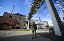 Soldado russo guarda Central Nuclear de Zaporíjia, Ucrânia (ARQUIVO)