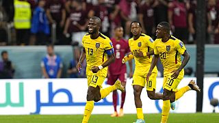 Enner Valencia celebrando con compañeros de la selección de Ecuador un gol contra Catar, en el Mundial Qatar 2022.