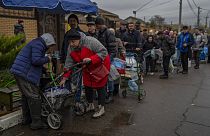 Des habitants font la queue pour remplir des récipients d'eau potable à Kherson, dimanche 20 novembre 2022.