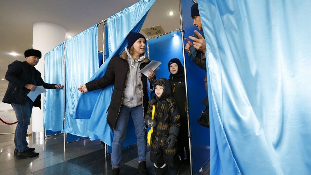 Kazah választók a szavazófülkében