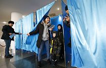 Kazah választók a szavazófülkében