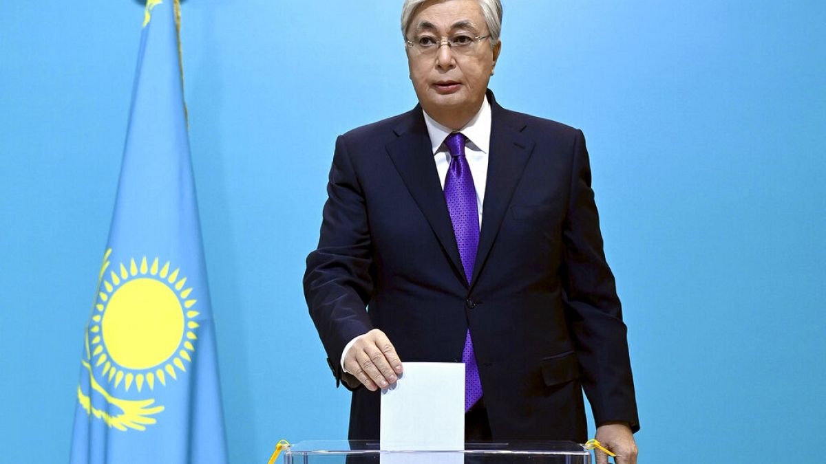 Ο πρόεδρος του Καζακστάν Τοκάγιεφ ψηφίζει στις εκλογές