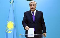 Ο πρόεδρος του Καζακστάν Τοκάγιεφ ψηφίζει στις εκλογές