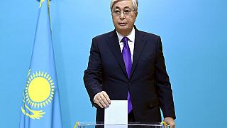 Le président du Kazakhstan, Kassym-Jomart Tokayev, dépose son bulletin dans un bureau de vote à Astasna, au Kazakhstan, dimanche 20 novembre 2022.