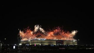 Des feux d'artifice explosent au-dessus du stade Al Bayt avant le début de la Coupe du monde à Al Khor, Qatar