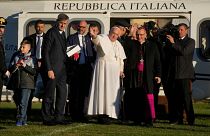 Papa Francisco prestes a embarcar num helicóptero oficial em Asti, norte de Itália