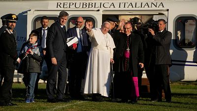 Papa Francisco prestes a embarcar num helicóptero oficial em Asti, norte de Itália