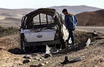 Carro atingido por ataque turco na Síria